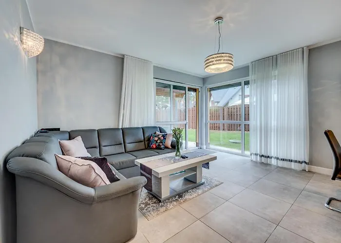 Willa Miedzywodzie بيت للعطل