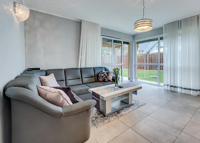 Willa Miedzywodzie بيت للعطل